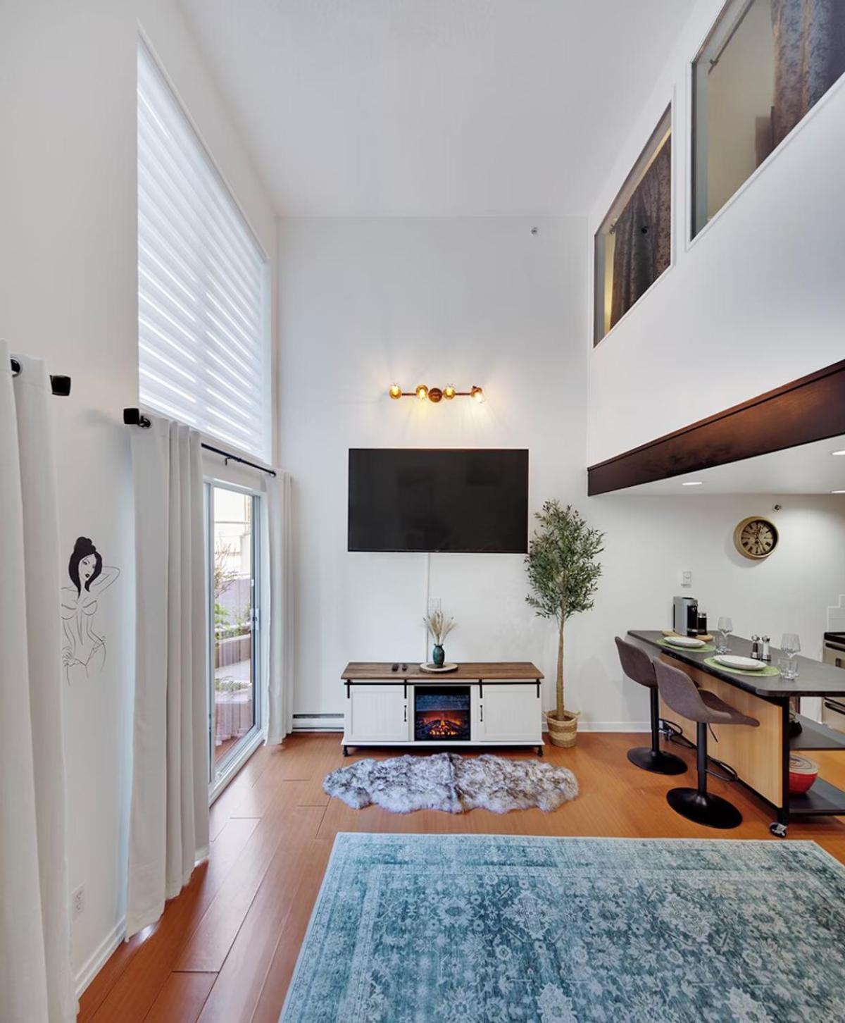 Stylish Two-Story Loft With Rooftop Deck Vancouver Zewnętrze zdjęcie